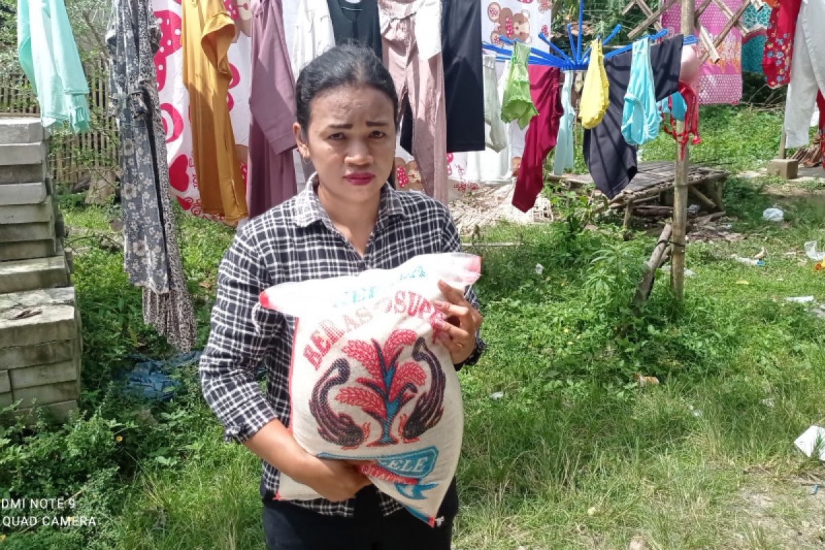 Warga pelosok desa di Kabupaten Lebak terima sembako gratis diantar ke rumah