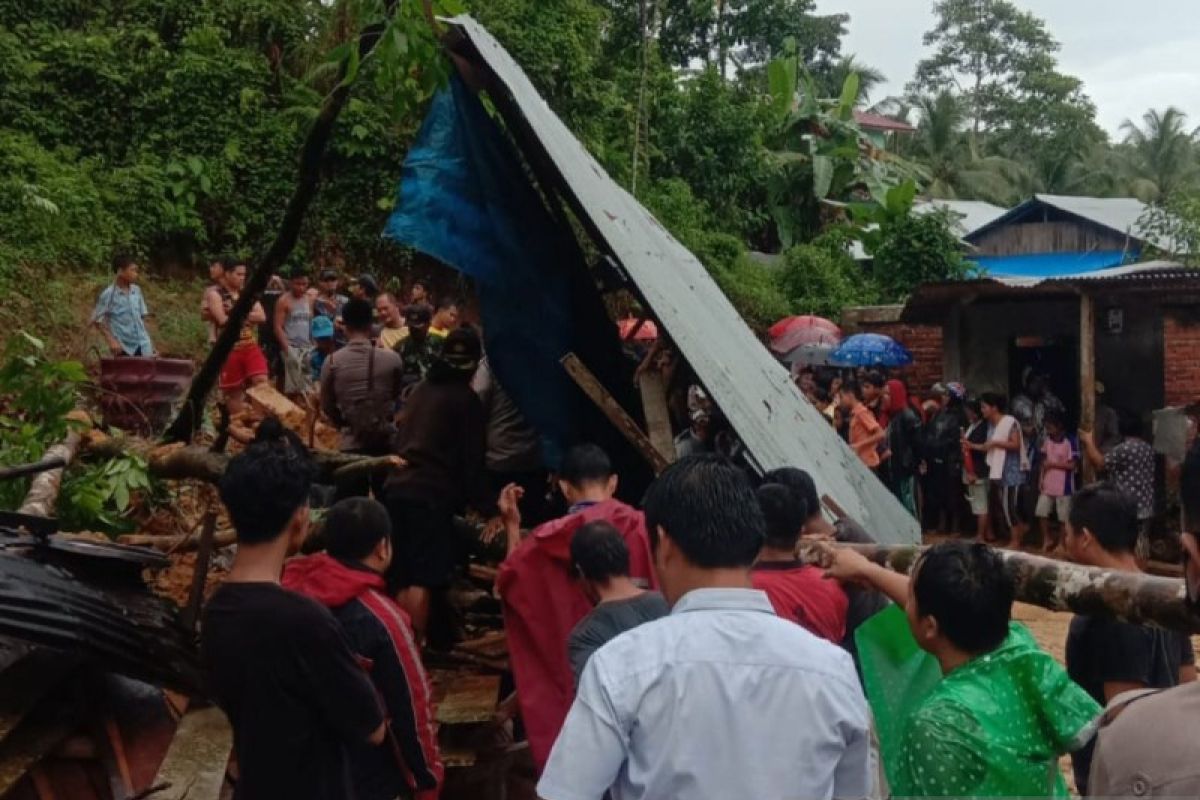 Satu korban meninggal tertimbun longsor di Kota Gunungsitoli