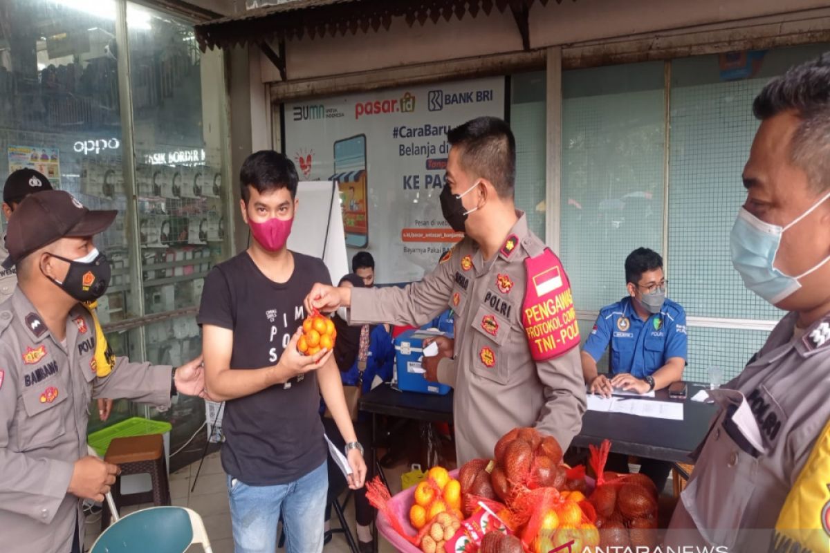 Peserta vaksin terima bingkisan buah dari Kapolsekta Banjarmasin Tengah