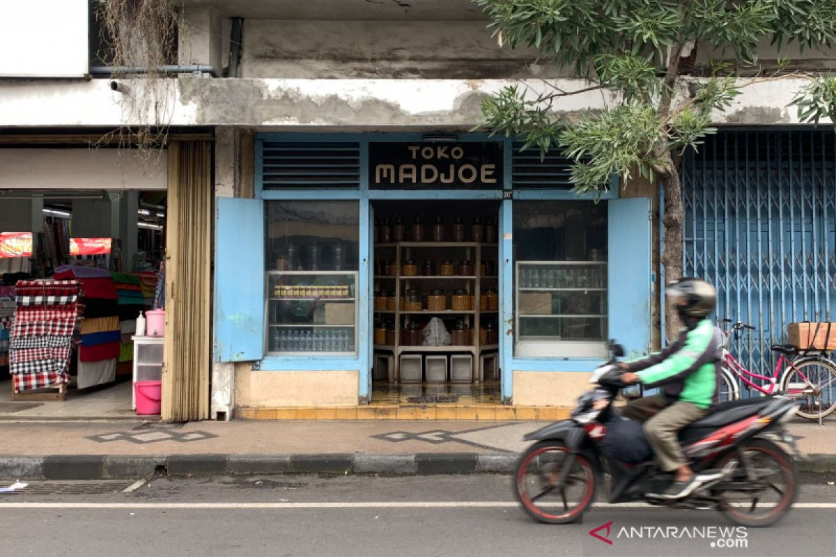 Kue kering Toko Madjoe yang  bertahan hampir satu abad