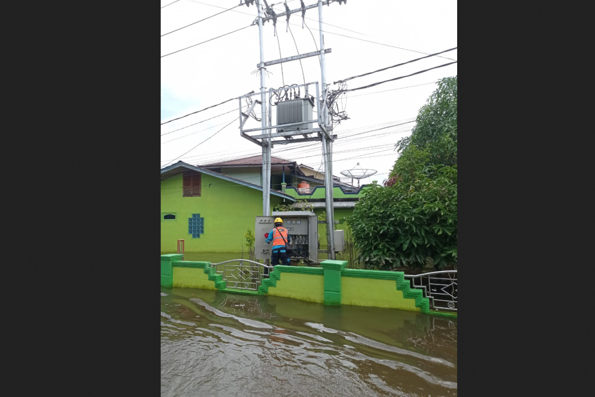 PLN matikan aliran listrik sementara saat banjir