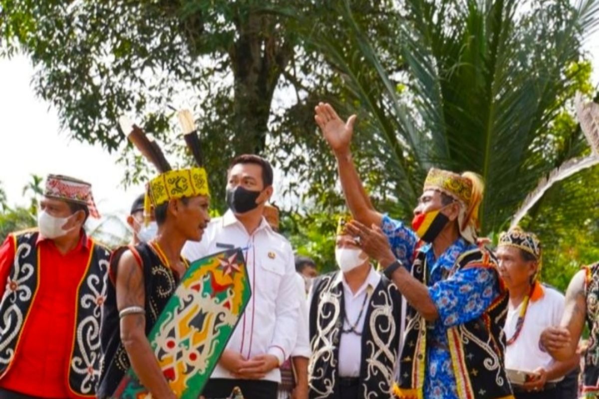 Bupati Kapuas Hulu sebut adat istiadat benteng dari pengaruh globalisasi