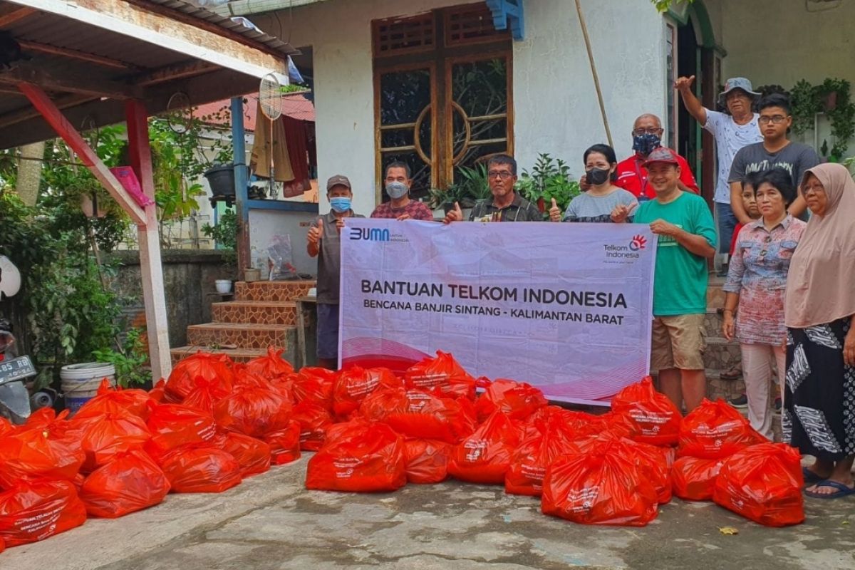 Telkom Kalbar serahkan bantuan pemulihan paska banjir