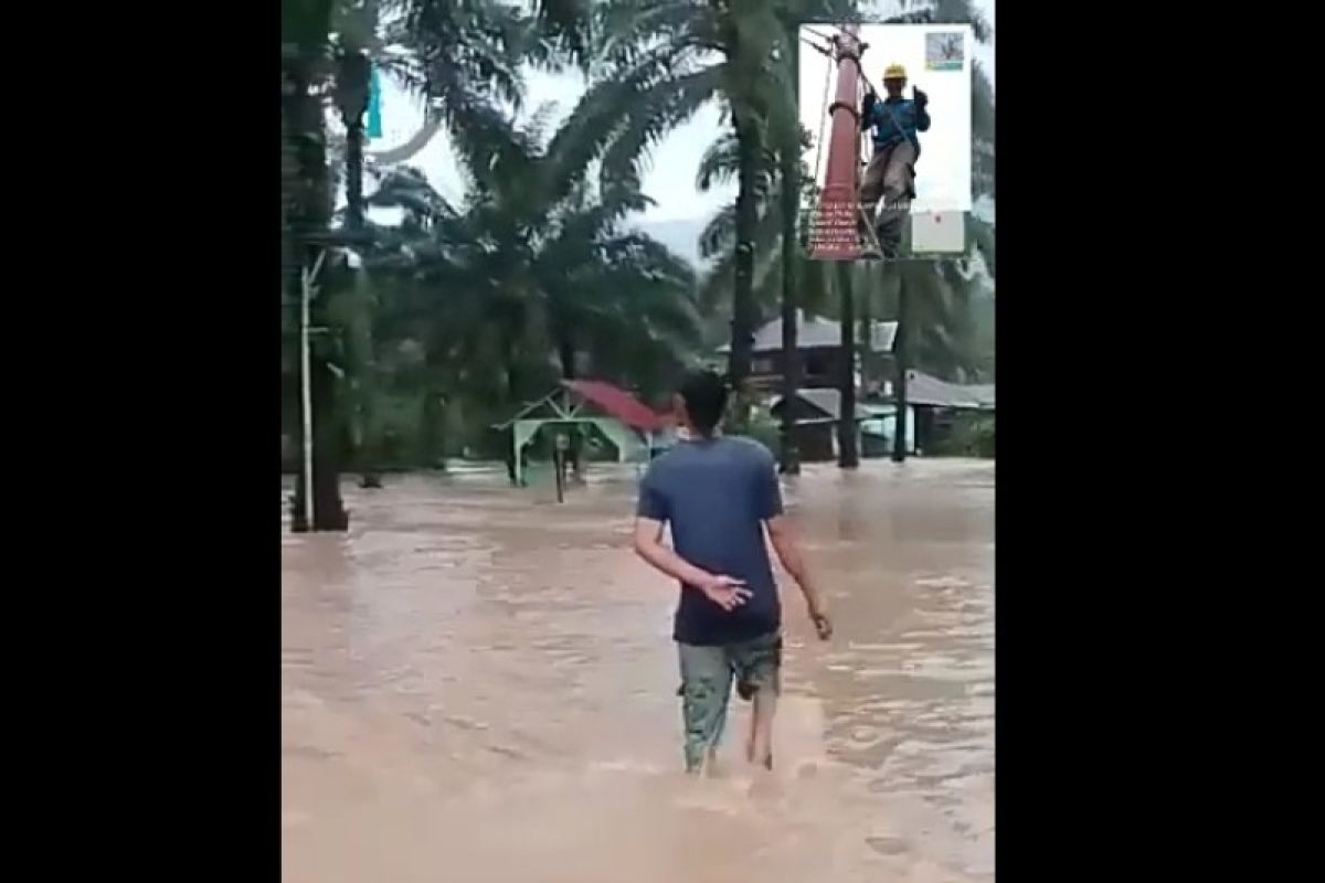 Sungai Batang Selai Angkola Selatan Tapsel meluap hingga rendam badan jalan