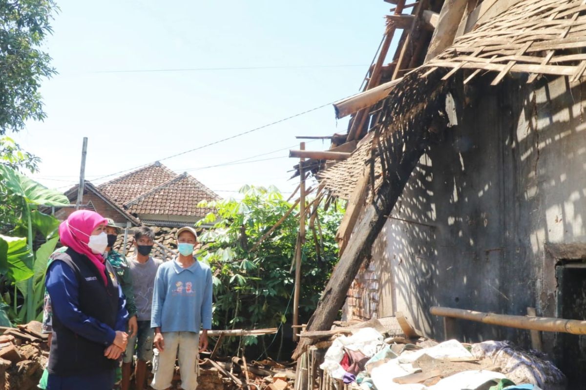 Kunjungi korban gempa di Jember, Khofifah minta pemda perkuat mitigasi bencana