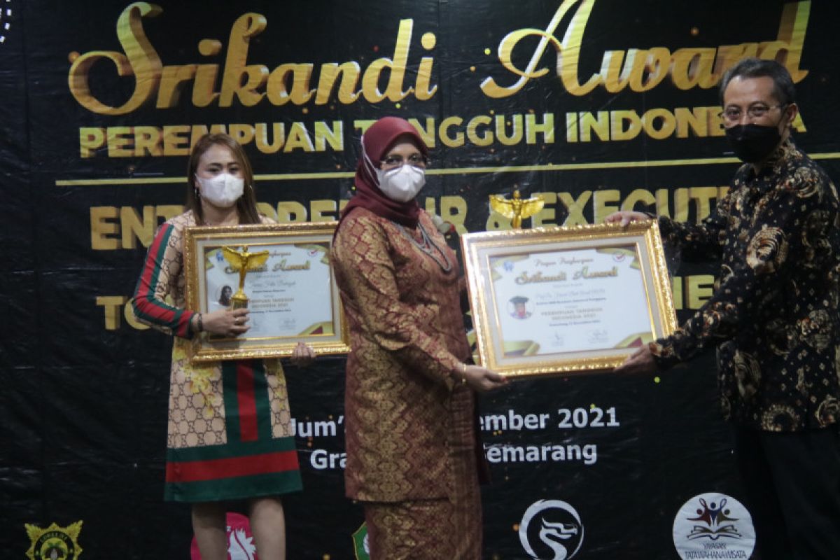 Rektor IAIN Kendari Terima Penghargaan Srikandi Award 2021