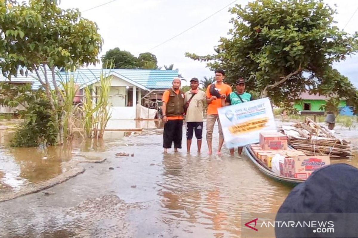 Sebulan lebih terendam banjir, Desa Pahalatan terus mandapatkan bantuan