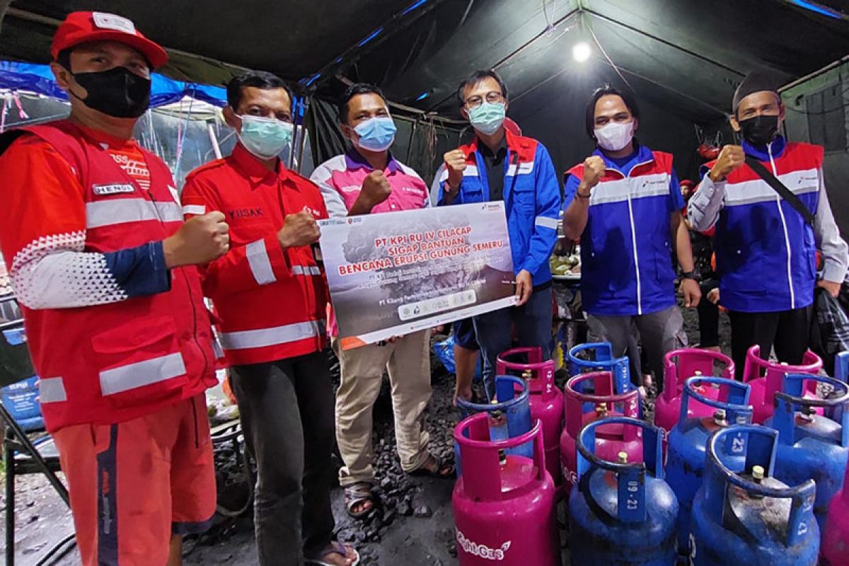 Pertamina Cilacap salurkan tabung elpiji untuk dapur umum erupsi Semeru