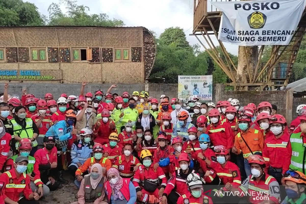 Kemarin, Presiden minta vaksinasi 100 persen dan Gunung Semeru siaga