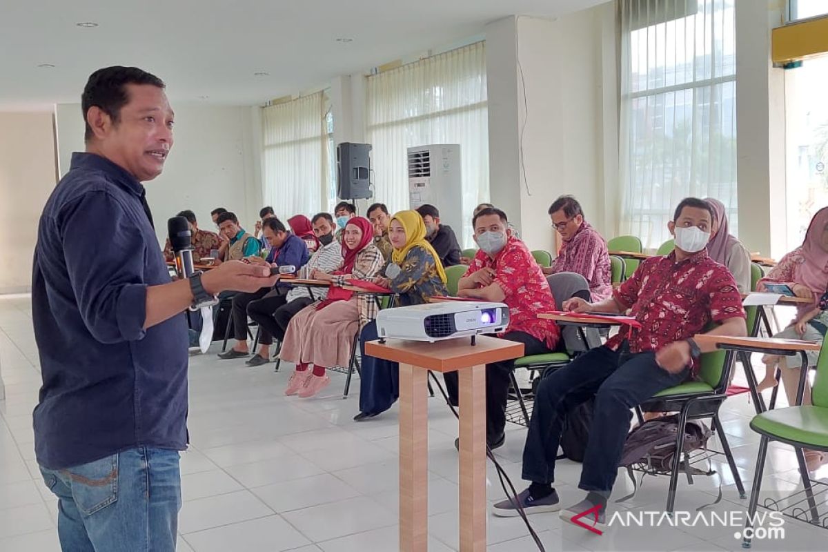 UIN Palu  asah kemampuan tenaga kependidikan menulis berita