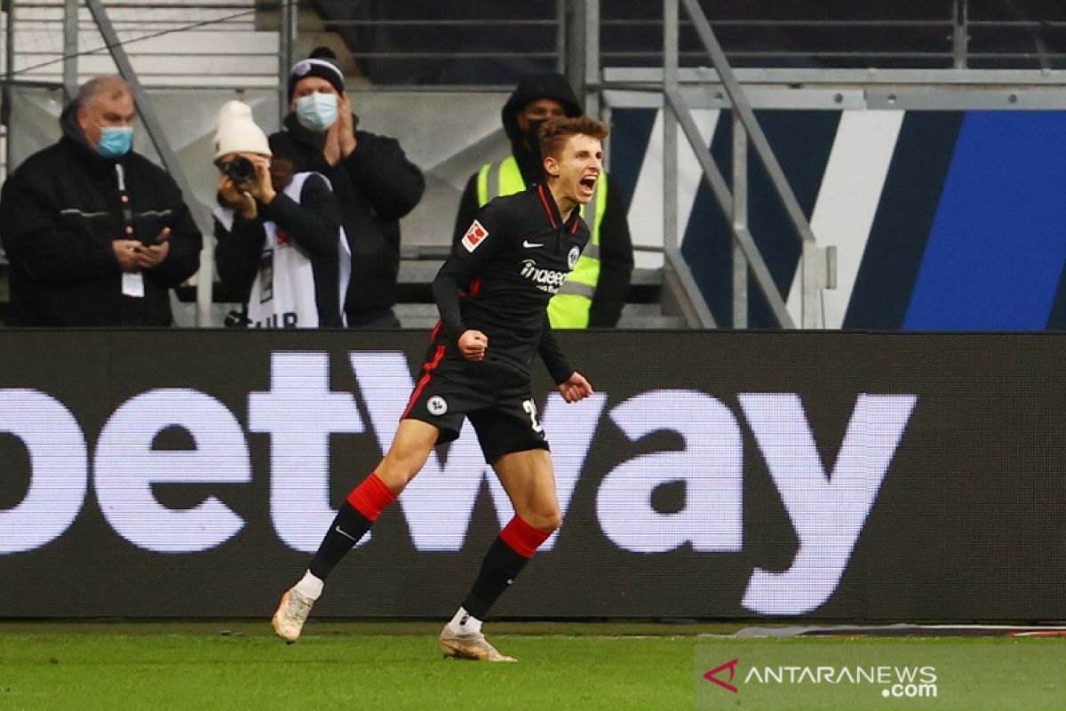 Frankfurt lanjutkan tren positif, Leipzig dipecundangi tim zona merah