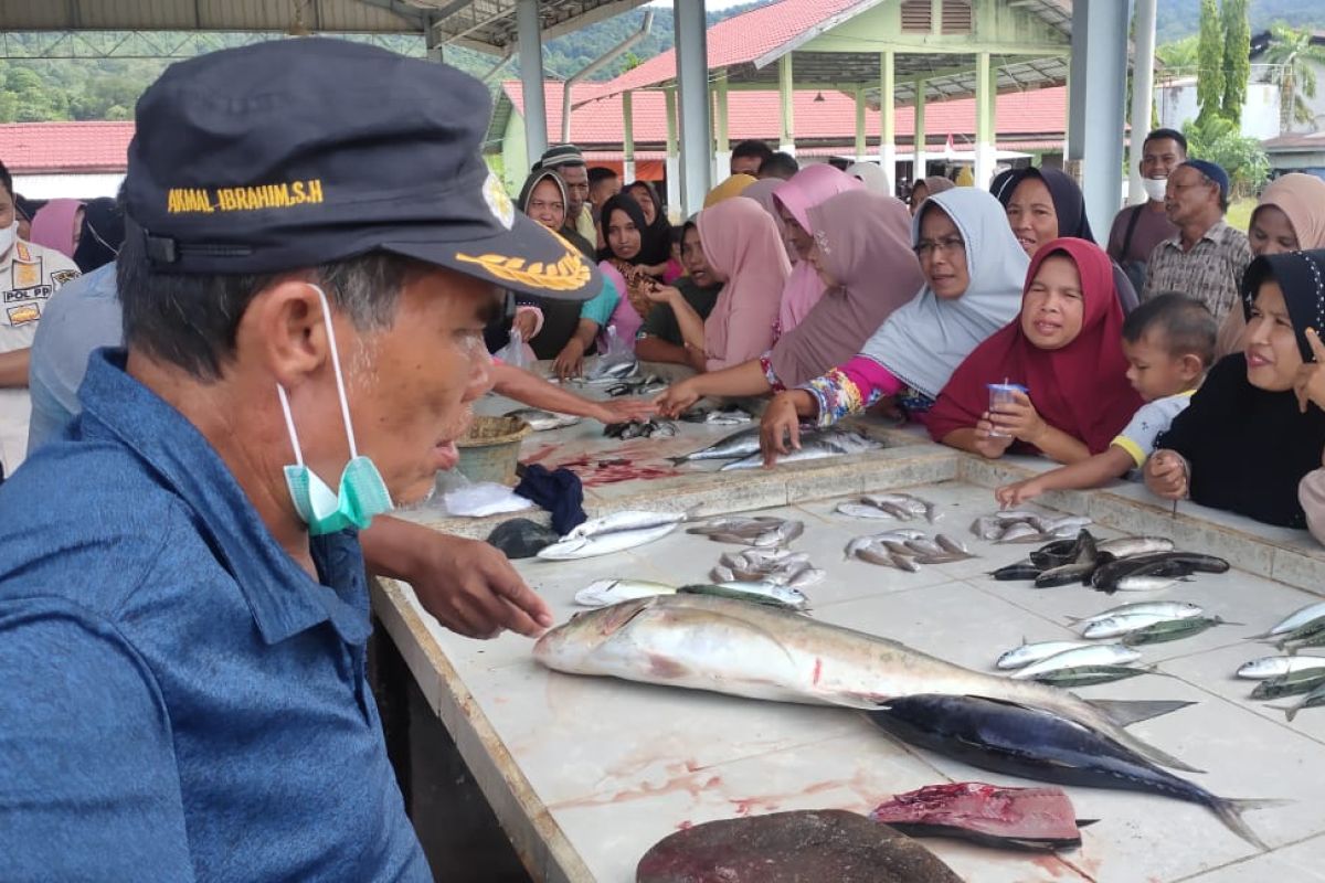 Warga dapat Ikan gratis dari bupati Abdya usai vaksinasi