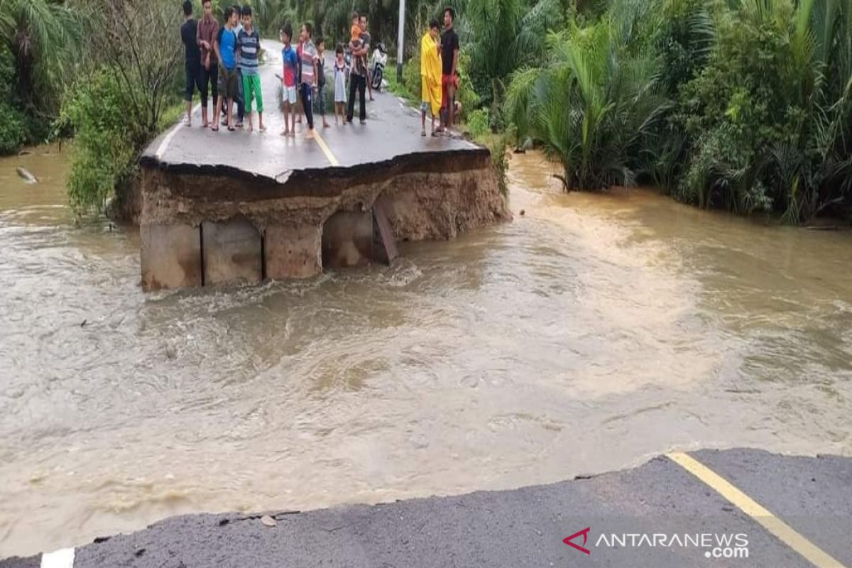 Jalur Panyabungan - Natal belum bisa dilalui roda empat