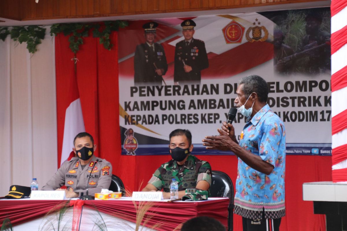 Anggota kelompok bersenjata Kampung Ambaidiru di Papua serahkan diri