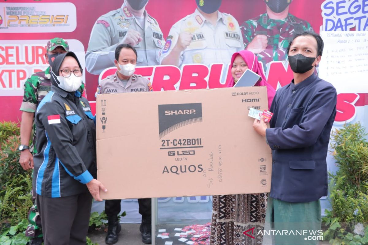 Polresta Banjarmasin serahkan hadiah bagi peserta vaksinasi di Pos Nataru