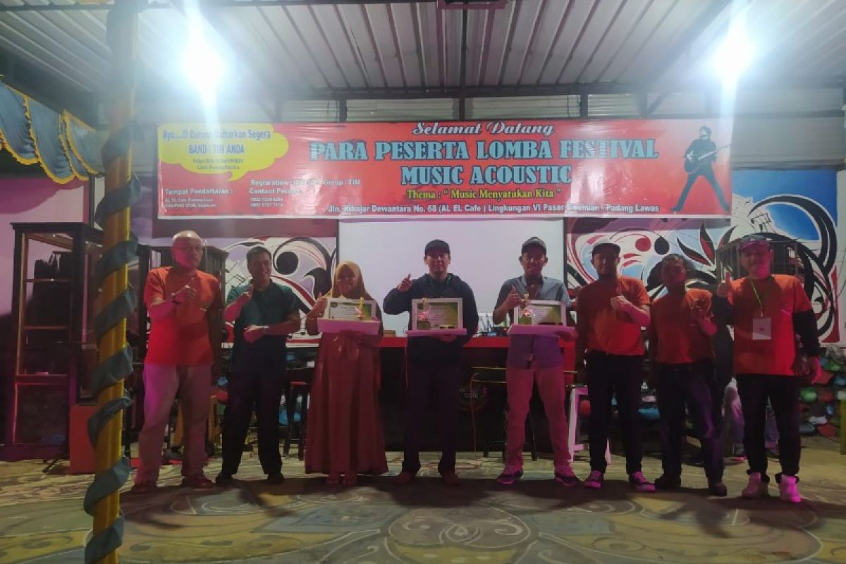 Band Atom Room juara 1 Lomba Festival Music Acoustic perdana di Palas