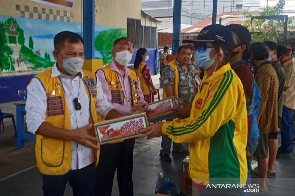 Lions Club Medan Thamrin bagikan 300 paket natal