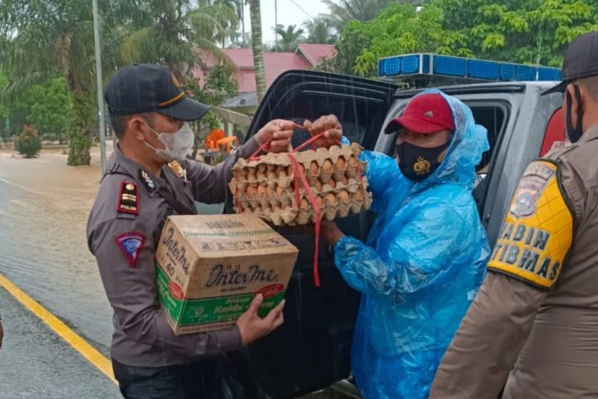 Bantu korban banjir, Polsek Ranah Batahan Pasbar bagikan sembako
