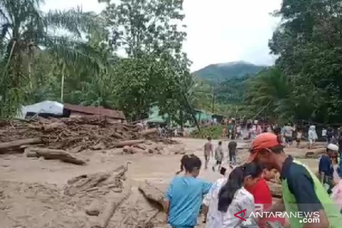 Banjir Angkola Selatan Tapsel sapu belasan rumah dan puluhan unit kendaraan