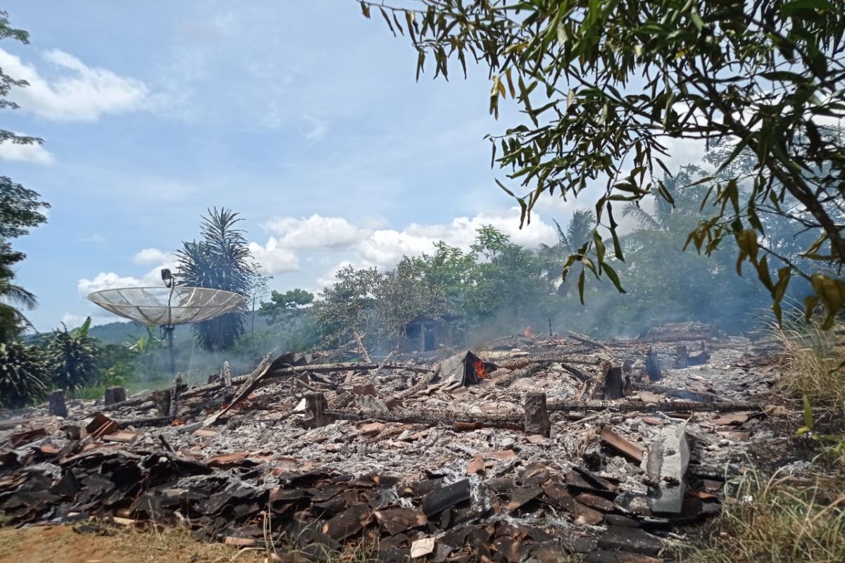 Sekeluarga di Curugkembar Sukabumi mengungsi akibat rumahnya terbakar