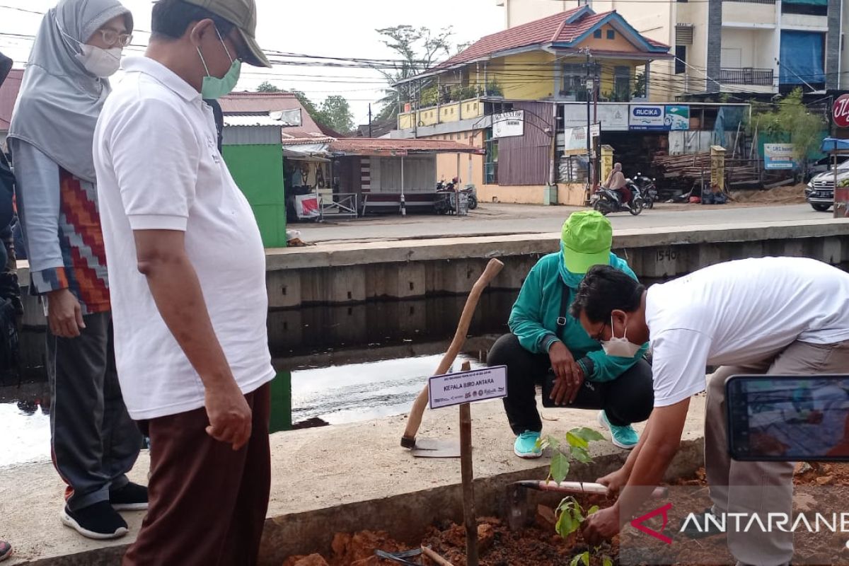 ANTARA Kalbar tanam 100 pohon di jalur Jl Sungai Raya Dalam Pontianak