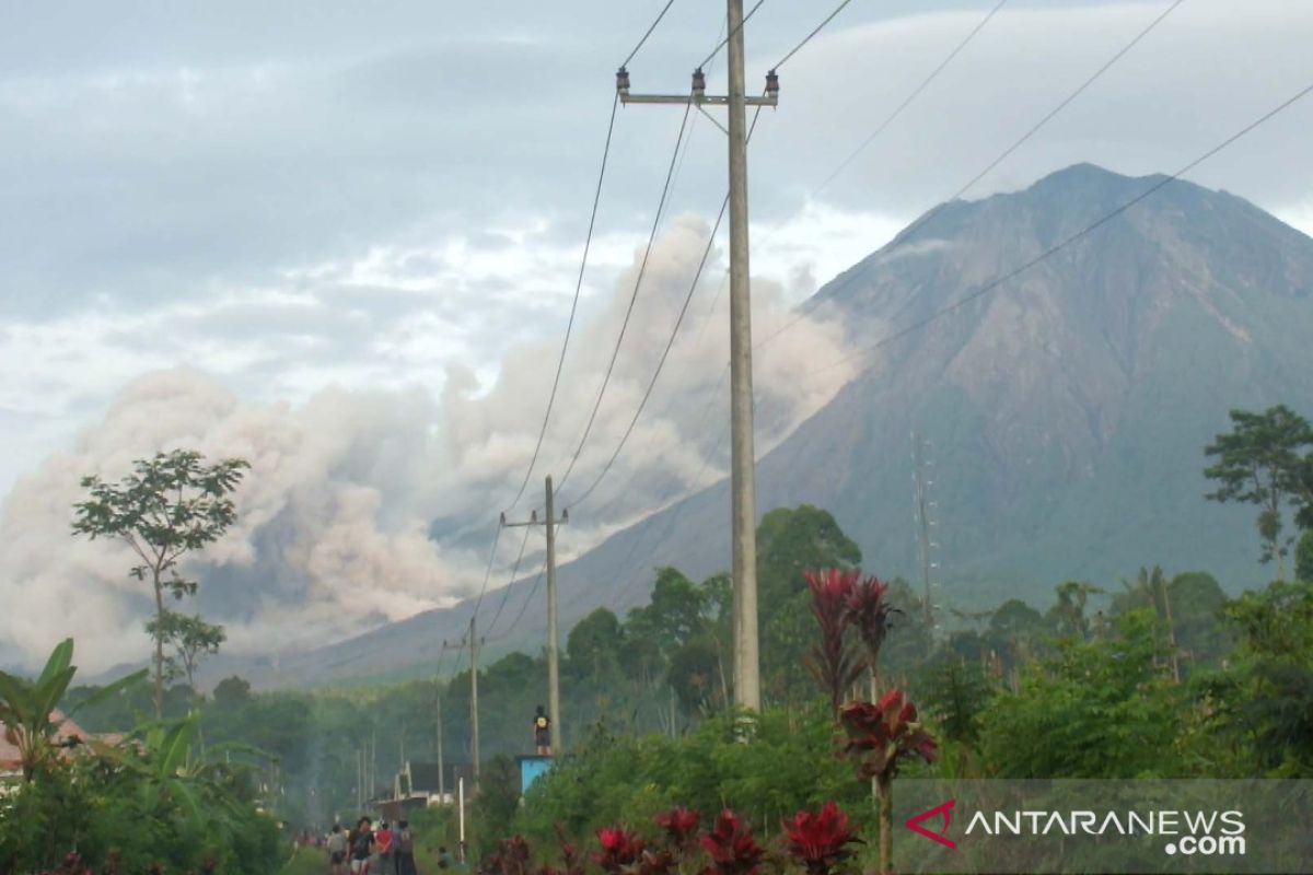 Gunung Semeru kembali luncurkan awan panas sejauh 3 km