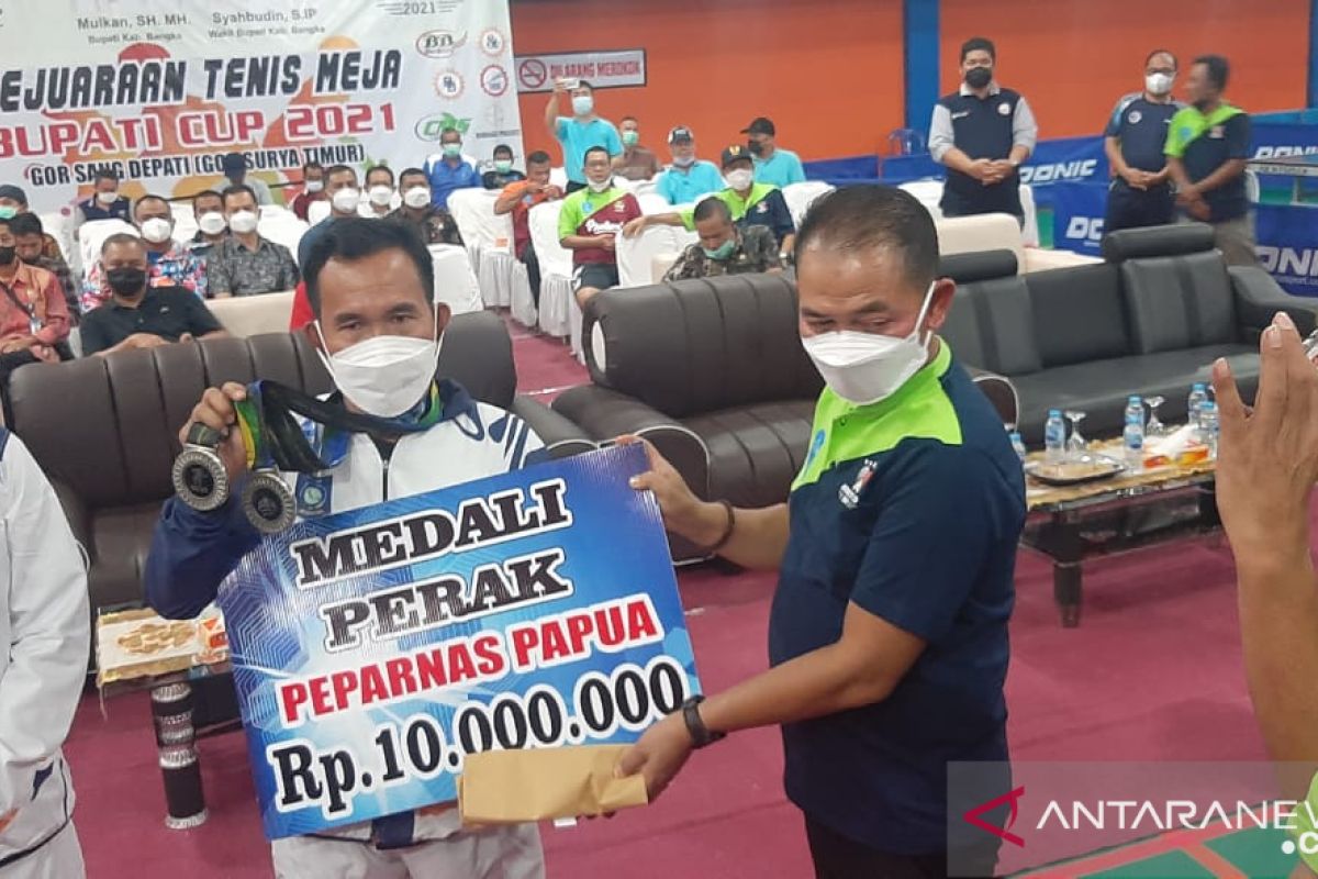 Pemkab Bangka serahkan bonus atlet peraih medali Peparnas PON Papua