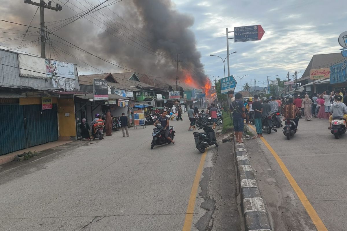 Belasan kios di Padang hangus terbakar Minggu sore