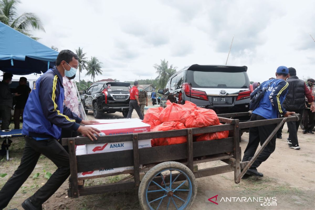 Mensos serahkan bantuan Rp727 juta ke korban banjir Batu Belubang
