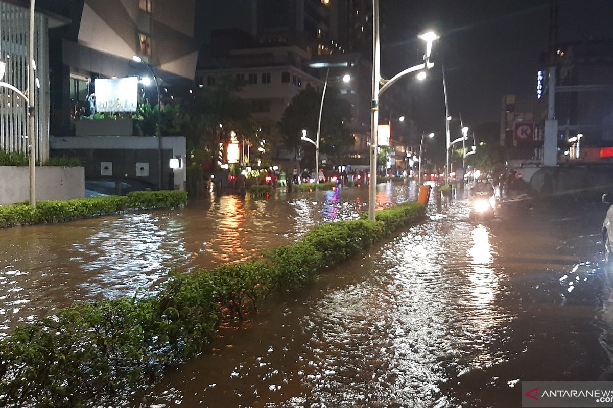 Banjir di Kemang Raya membuat aktivitas lalu lintas tersendat
