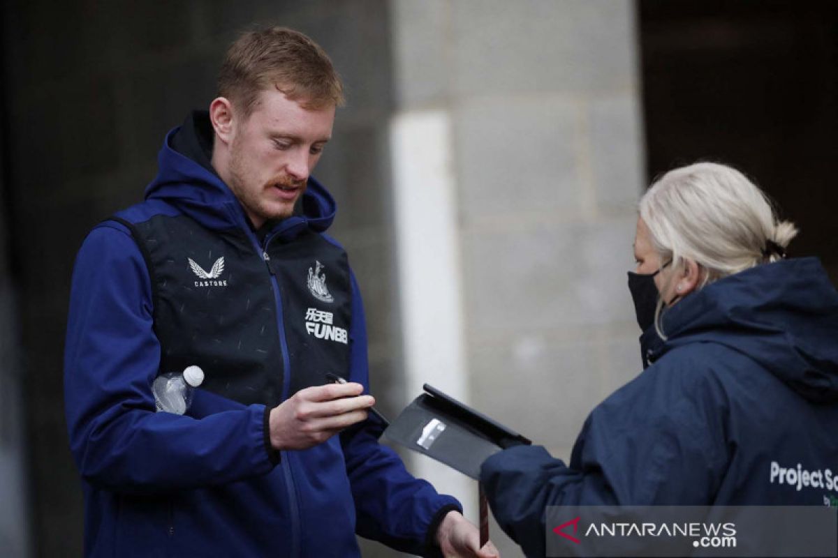 Everton mengajukan penawaran untuk gelandang Newcastle Sean Longstaff