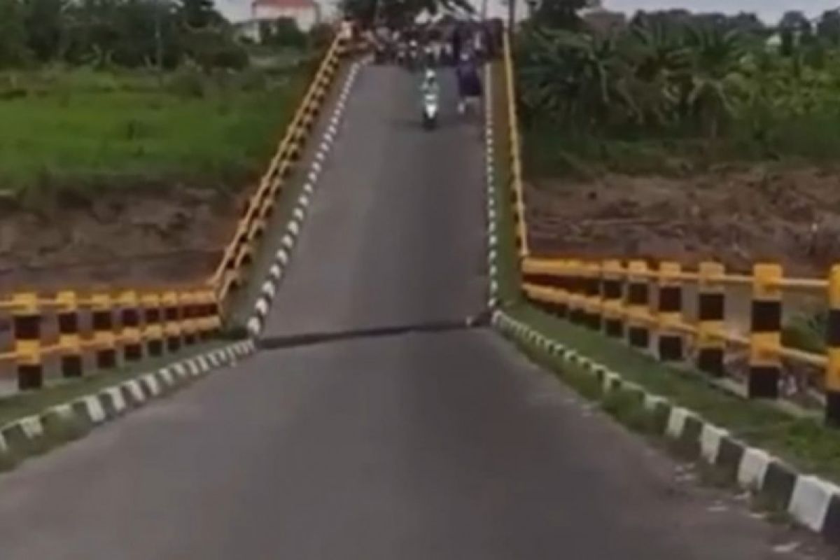 Akses dua desa di Gresik terputus akibat jembatan ambles