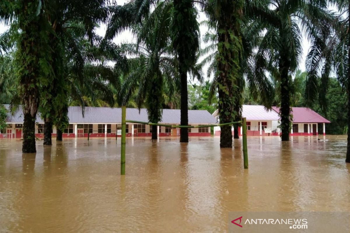 33 sekolah terdampak banjir Madina