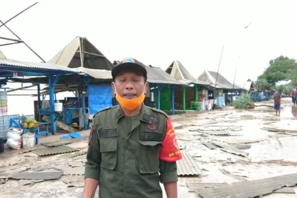 Puluhan gazebo Pantai Sepanjang Gunung Kidul rusak diterjang angin