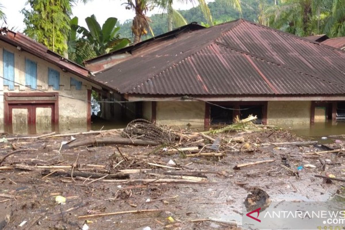 Duka warga Rianiate dari atas genangan air luapan sungai Batang Toru Tapsel