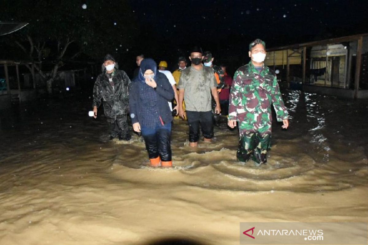 Naik helikopter, Gubernur Edy tinjau banjir Madina
