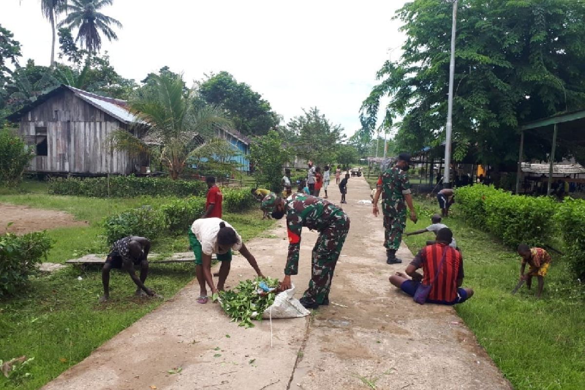 TNI bersama warga Sempan Timur Mimika kerja bakti bersihkan jalan