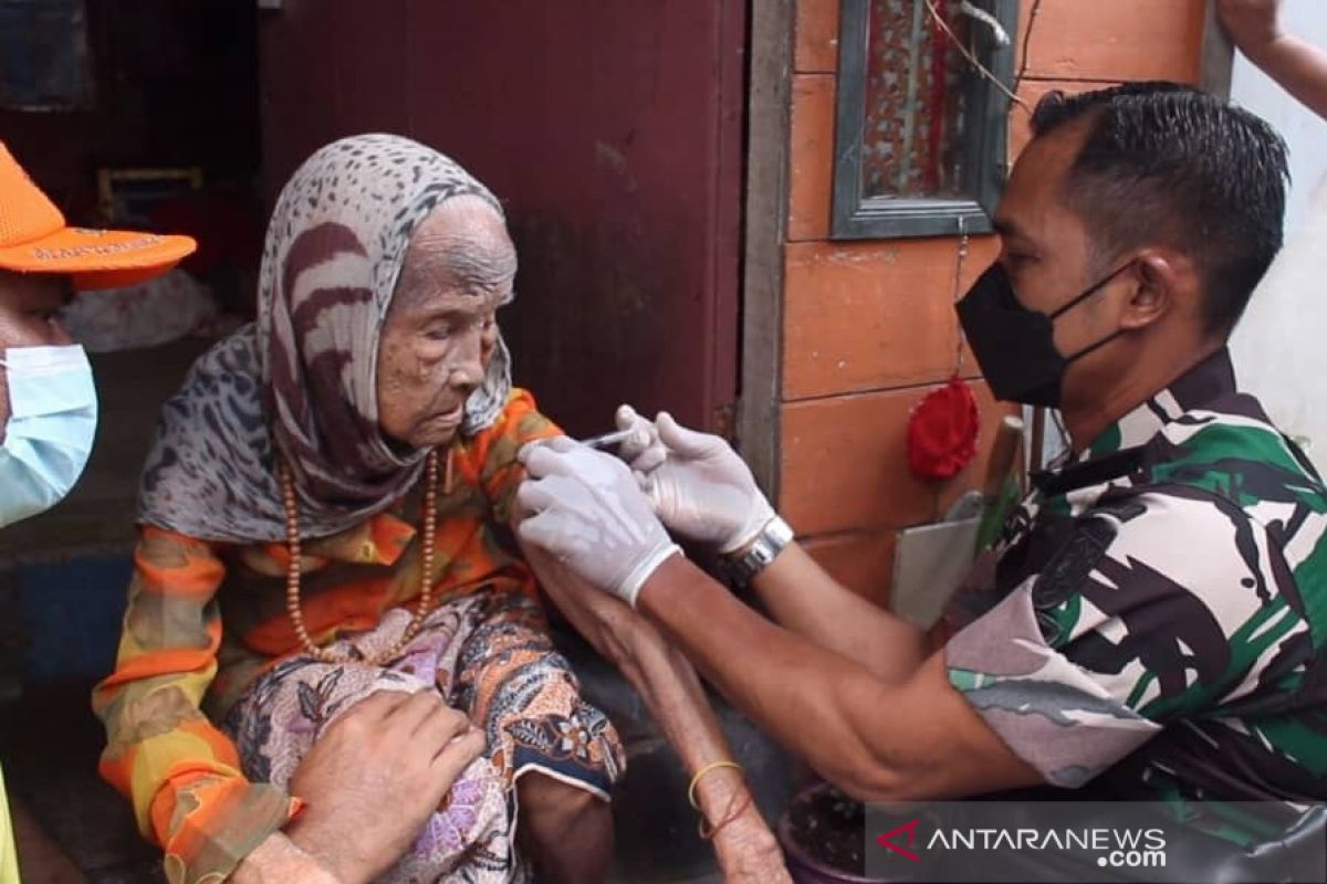 Kodim Banjarmasin datangi lansia dari rumah ke rumah berikan vaksinasi