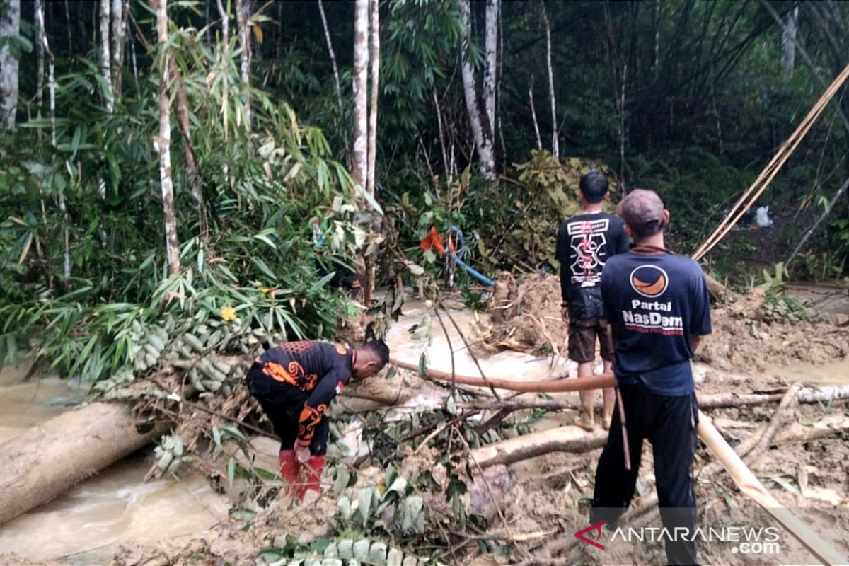 Sungai Kapiyau di Kecamatan Hantakan terbendung tanah longsor