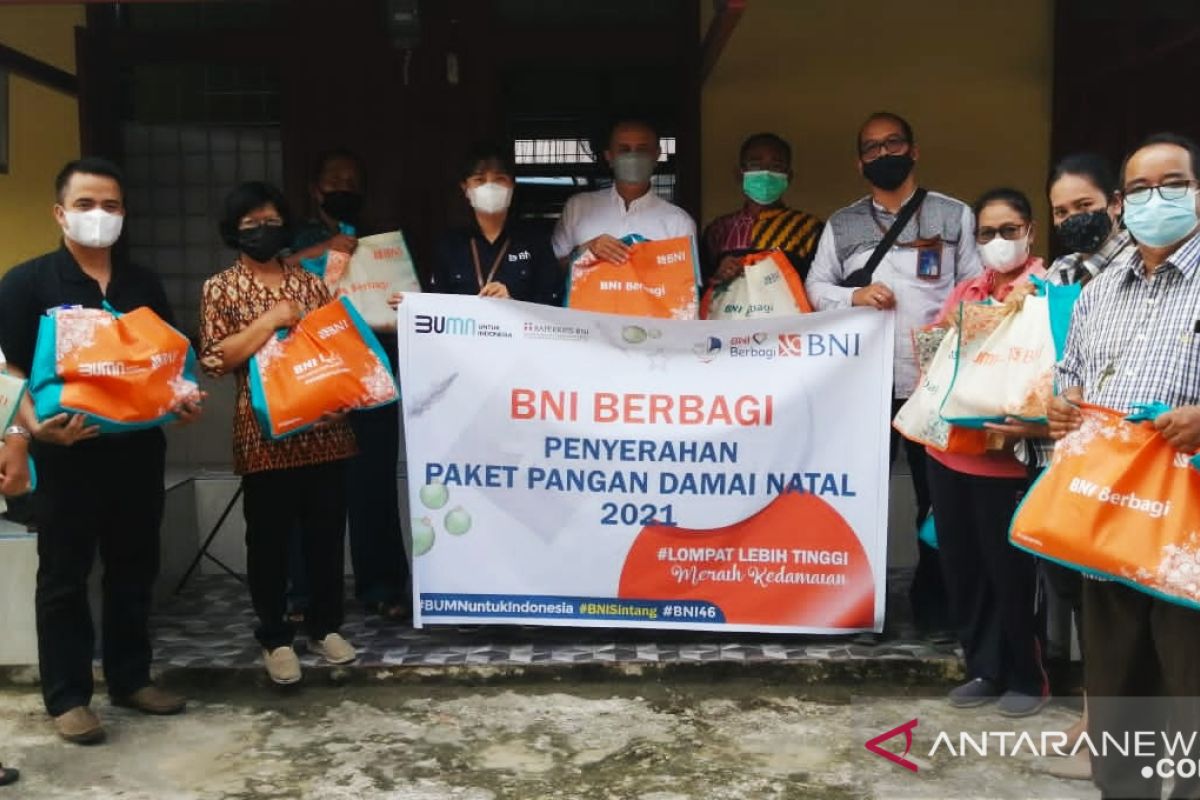 BNI Cabang Sintang beri bantuan paket pangan damai Natal