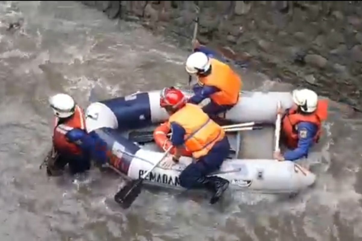 Gulkarmat Jakarta Timur cari bocah tenggelam di Kali Ciliwung