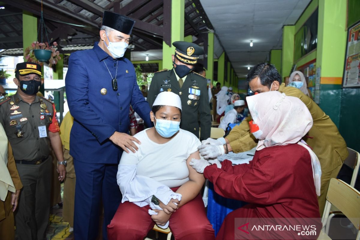 Wali Kota Jambi saksikan vaksinasi anak di SDN 47