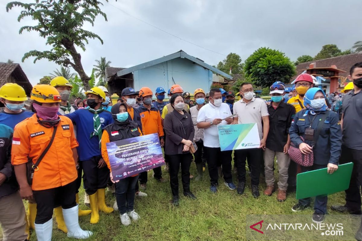 Mt. Semeru eruption operation's volunteers receive BPJS TK-BPU cards