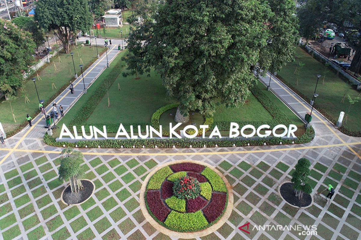 Bersama-sama pelihara alun-alun Kota Bogor