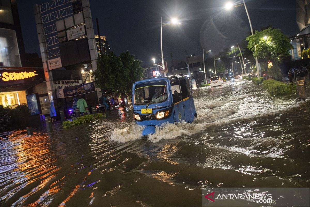 Banjir Jakarta tak bisa diatasi dengan gerebek lumpur