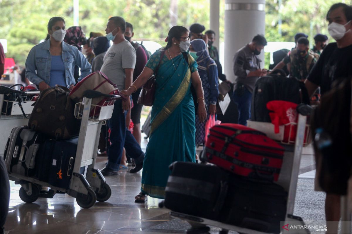 Untuk pelaku perjalanan luar negeri, Bandara Juanda dibuka bertahap