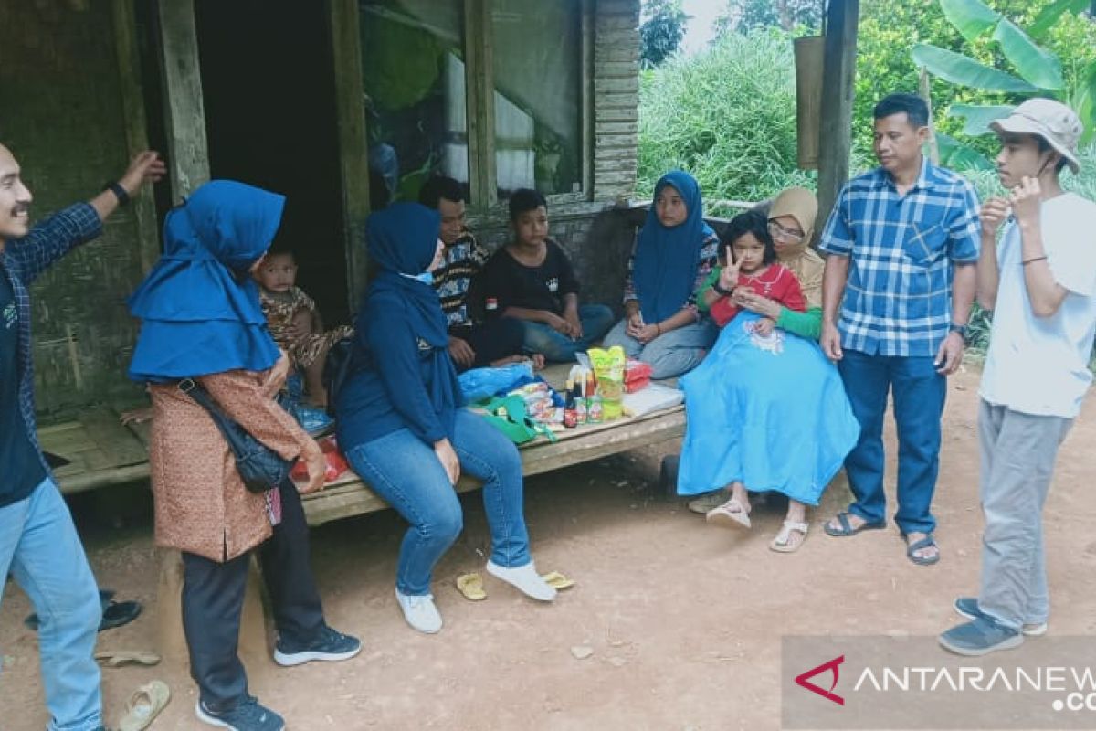 Dinsos Lebak salurkan bantuan bagi tiga anak yatim piatu di Desa Pasirnangka