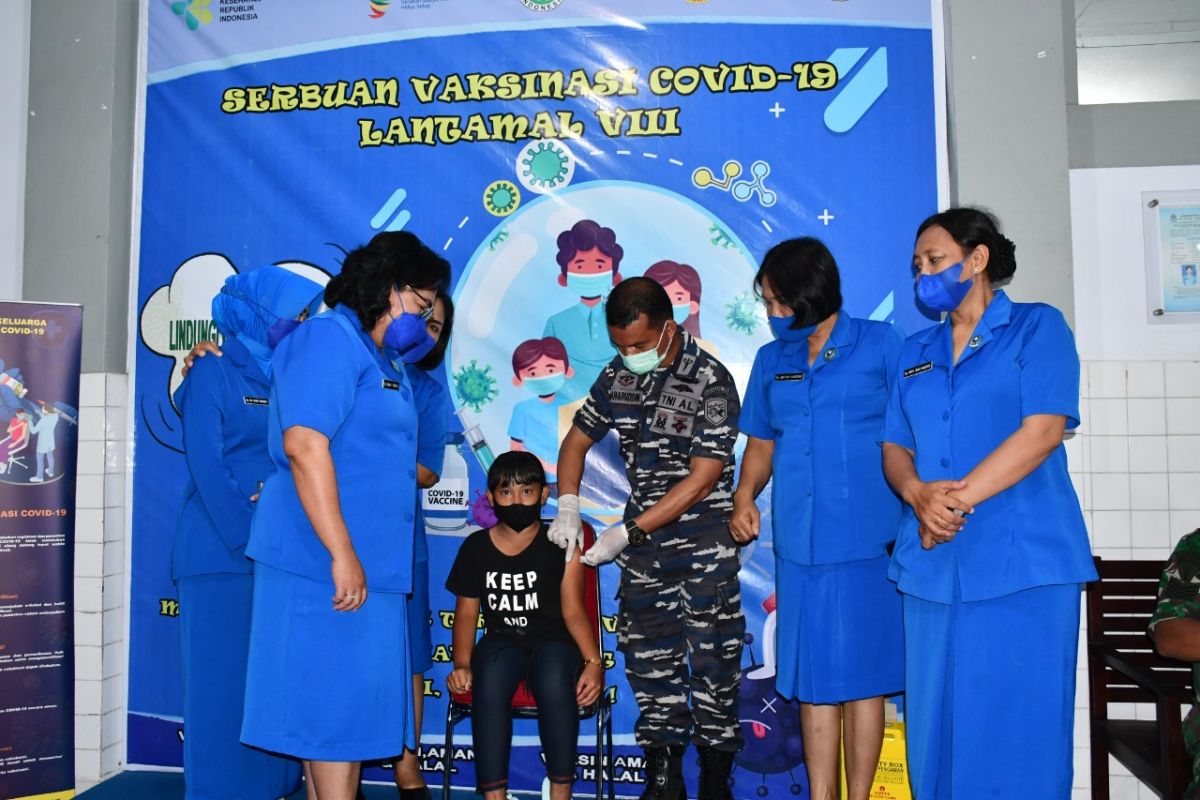 Diskes Lantamal VIII Manado vaksinasi puluhan anak