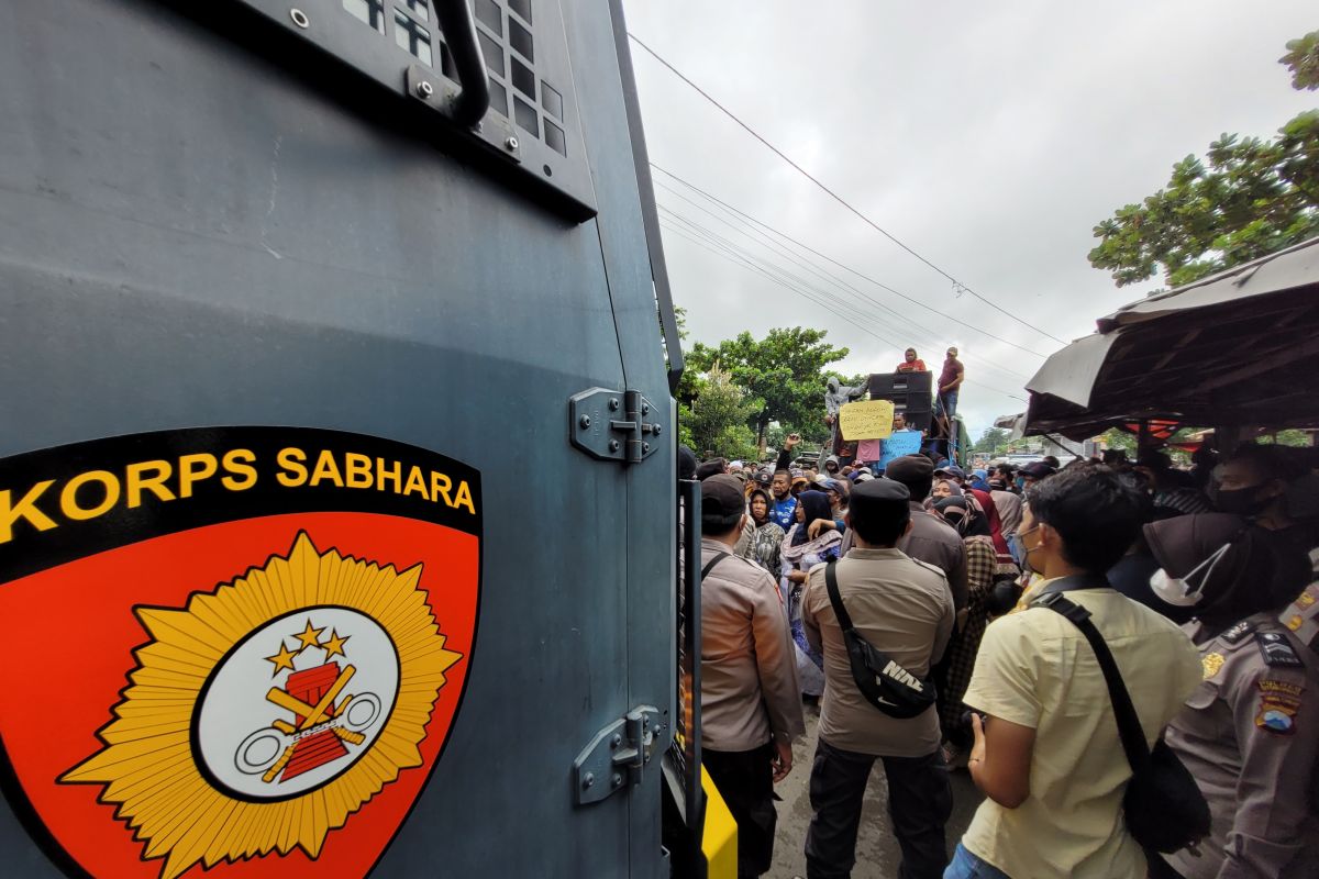 Ratusan nelayan unjuk rasa ke kantor PSDKP Pelabuhan Kalbut Situbondo