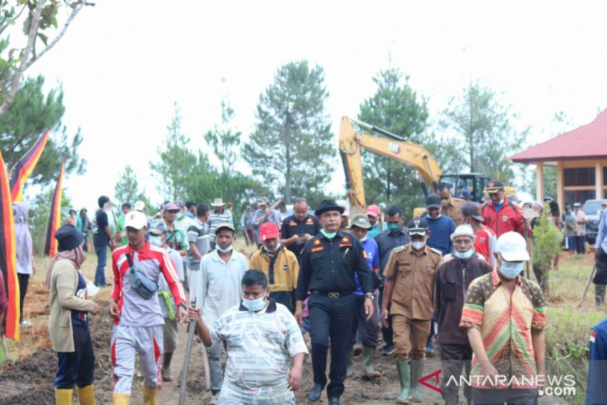 Bupati Solok serahkan bantuan excavator ke masyarakat Nagari Tanjung Alai